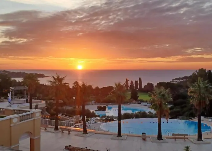 Village Cap Esterel Agay St Raphael Vue Et Piscine * Сен-Рафаэль